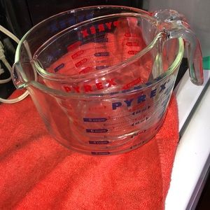 8 and 4 cup Pyrex measuring cups